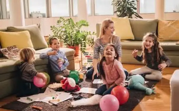 niania bawi się z dziećmi