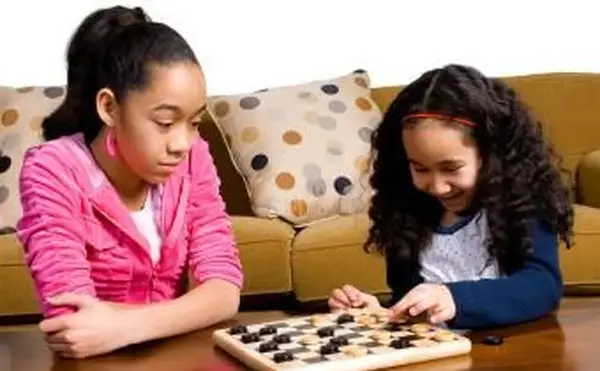 Dziewczyny grające w warcaby