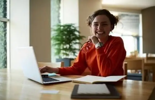 Teenager využívajúci počítačové zručnosti