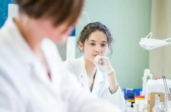 sledovanie laboratórneho technika v práci