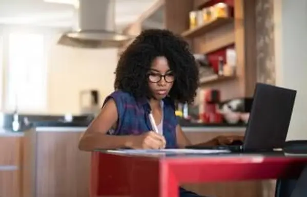 Teen Girl arbeitet online