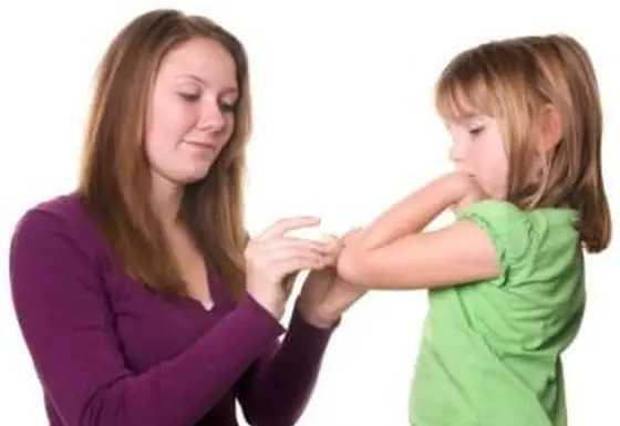 Sitter, der einige grundlegende Erste-Hilfe-Maßnahmen anwendet