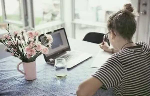 十代の若者たちのための実用的なオンライン求人のアイデア