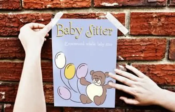 Manos femeninas colgando un cartel