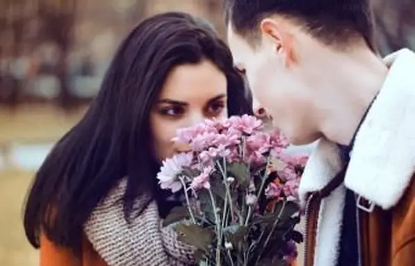 Jovem casal feliz com flores