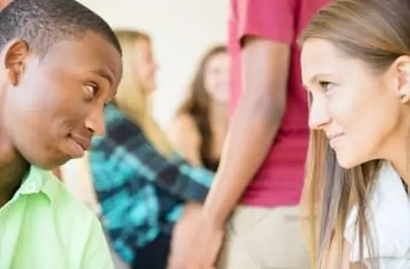 Adolescentes cara a cara na festa