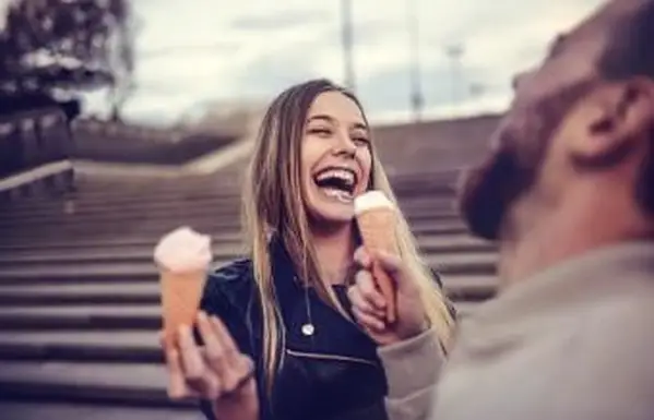 Menina tomando sorvete com o namorado