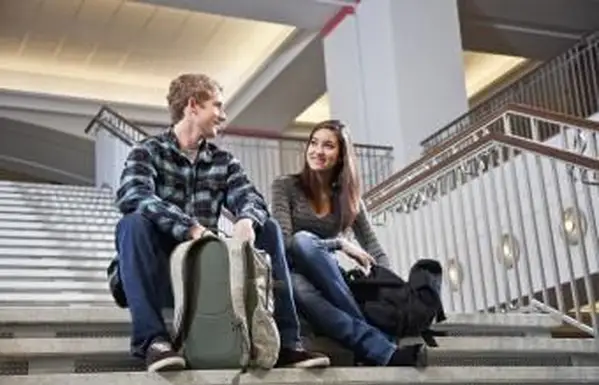 Alunos nas escadas do prédio da escola