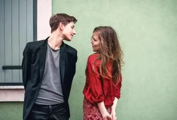 13 Známky, ktoré sa dievčaťu páčia