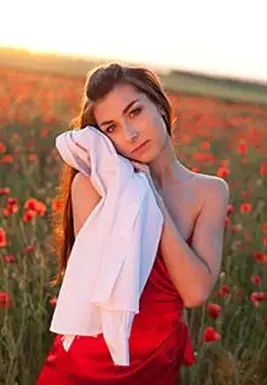 Dziewczyna trzyma koszulę w polu