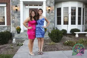 プロムの女性カップル