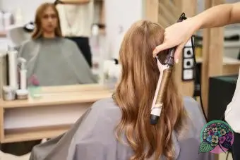 プロム用に髪を整える