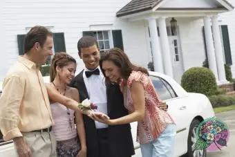 プロムに出発しようとしているカップル