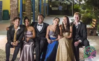 プロムの後に座っている十代の若者たち