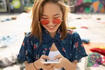 Fille avec des lunettes de soleil question d'envoi de SMS
