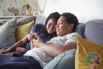 Liens entre frères regardant un smartphone