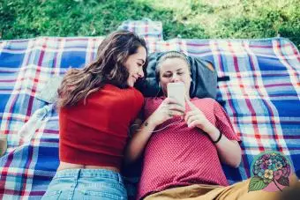 Couple détendu dans le parc, passer du temps ensemble