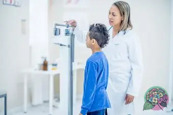 ティーンエイジャーを連れて行く医師