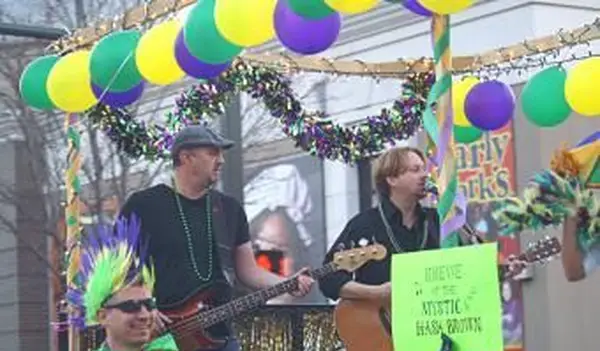 Malá skupina hrajúca v sprievode