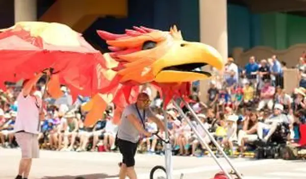 Plavák v tvare červeného vtáka