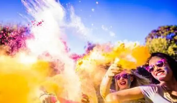 Skupina oslavujúca festival Holi v parku