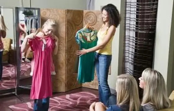 드레스를 입고 친구와 여자