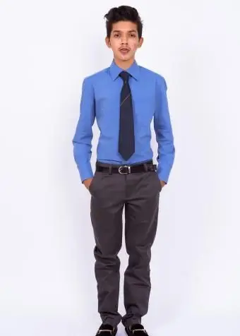 파란색 셔츠와 넥타이에 10 대 소년