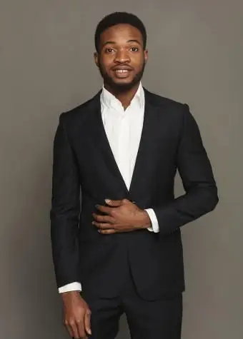 넥타이없이 소송에서 젊은 남자