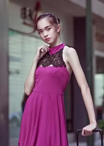 스케이팅 드레스를 입고 십 대 소녀