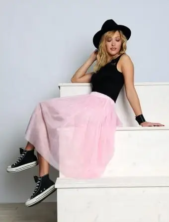 트렌디 한 준 정장 입고 소녀 분리