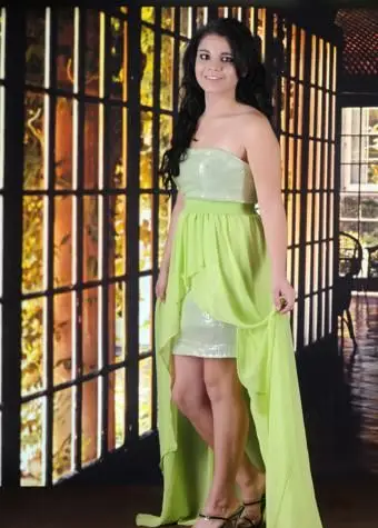 슬림 녹색 드레스에 십 대 소녀