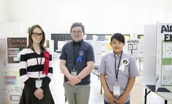 studenti delle scuole medie indossano nastri premio alla fiera della scienza