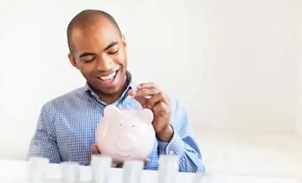 貯金箱にコインを入れる