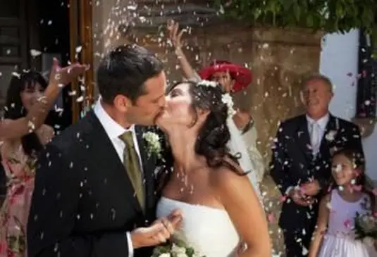 紙吹雪を投げる結婚式のゲスト