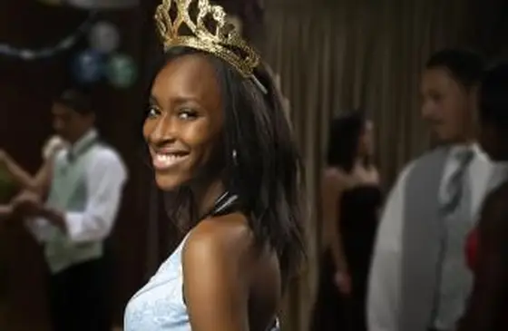 学校はどのように帰国裁判所を決定しますか？