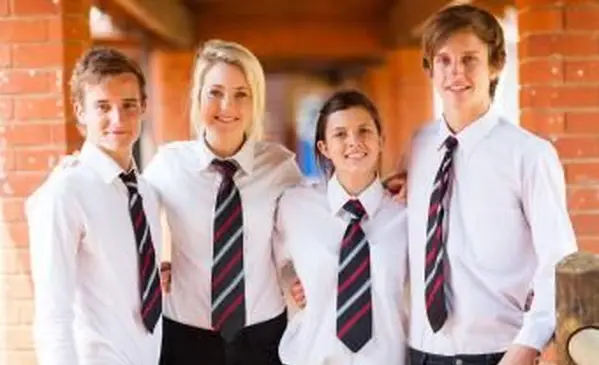 Nastolatki w mundurkach szkolnych z internatem