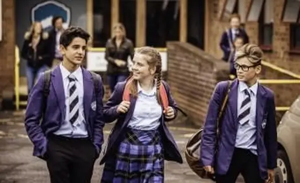 Nastolatki z internatu spacerują razem