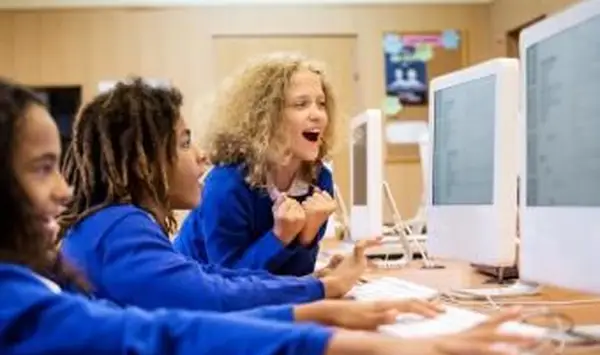 Nastoletnie dziewczyny w internacie pracujące na komputerach