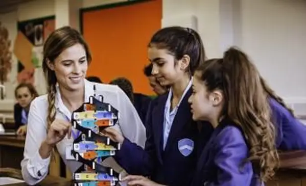 Nauczyciel przedmiotów ścisłych pracujący z uczniami w klasie