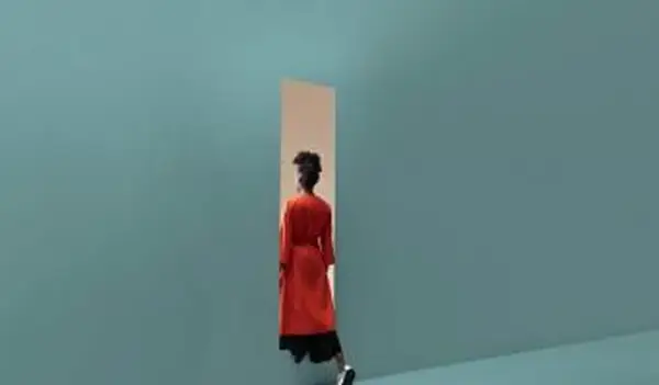 開口部の壁に歩いている女性