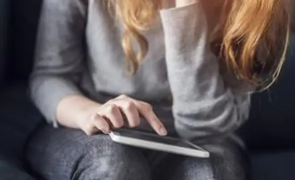 ילדה מסתכלת על טאבלט