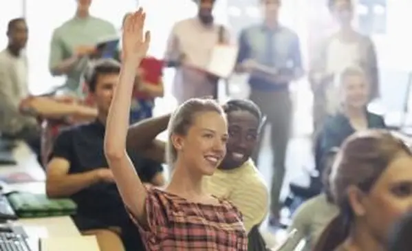 niña levantando la mano