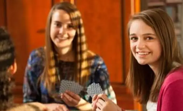 Cartas de jogar para mulheres jovens