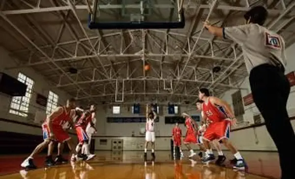 שחקן כדורסל לוקח זריקת עגל