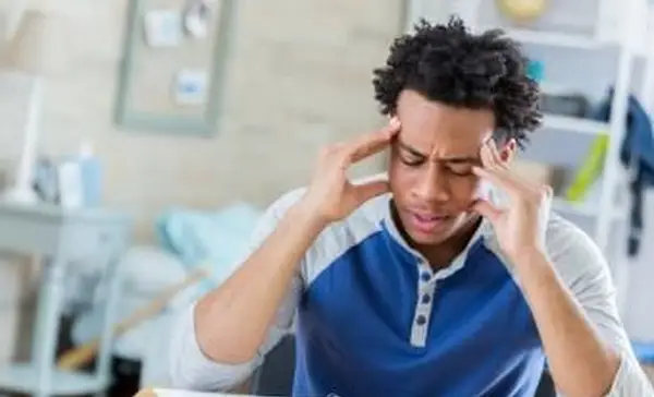 frustrovaný dospievajúci študent