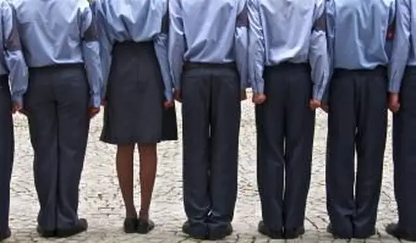 青い制服を着た士官候補生