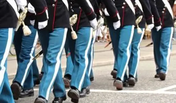 問題を抱えた十代の若者たちのための軍事学校