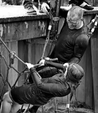 Arrampicata su una rete durante la corsa ad ostacoli