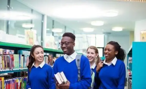 studenti che indossano uniformi scolastiche