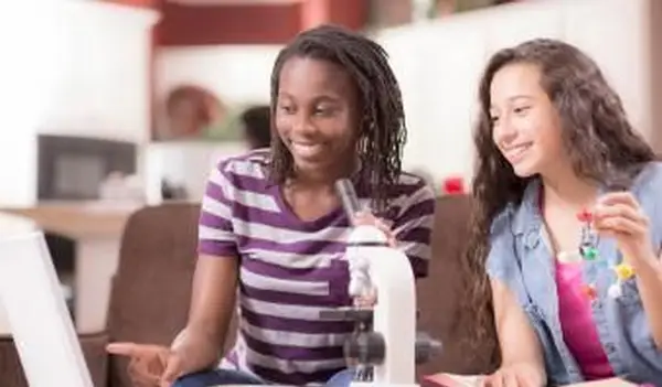 נערות מתבגרות שלומדות מדעים בבית